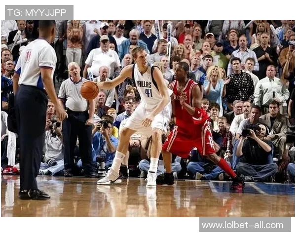 姚明领衔火箭对决小牛队的经典对抗赛回顾与精彩瞬间分析