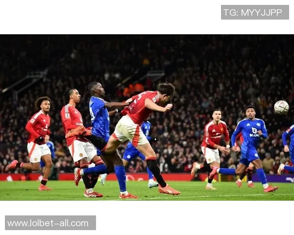 足总杯激战曼联险胜巴萨红牌争议引发全场热议与欢呼 足总杯激战曼联险胜巴萨红牌争议引发全场热议与欢呼